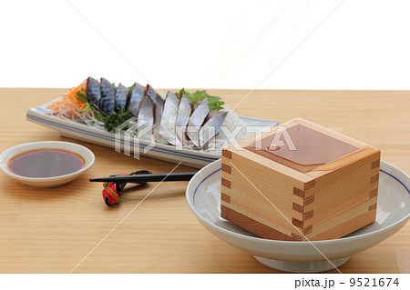 サバの刺身とお酒 9521674