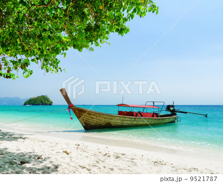 Clear water and blue sky 9521787