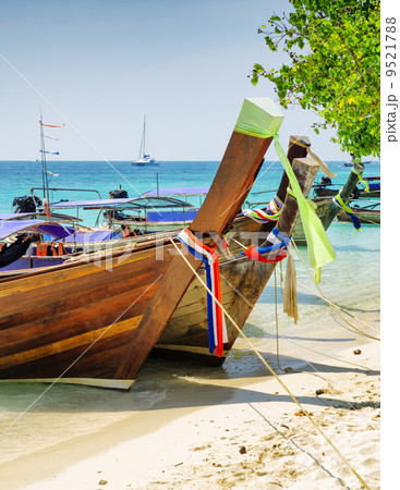 Clear water and blue sky 9521788