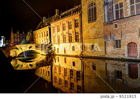 ヨーロッパ ベルギー 世界遺産ブルージュの運河夜景の写真素材