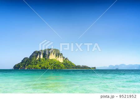 Clear water and blue sky Clear water and blue sky 9521952