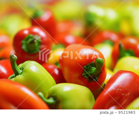 Fresh sweet peppers. Vegetable background 9521965