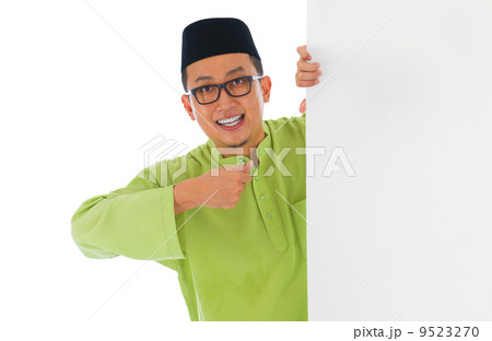 malay male with blank card during hari raya Eid al-Fitr aidilfit malay male with blank card during hari raya Eid al-Fitr aidilfit 9523270