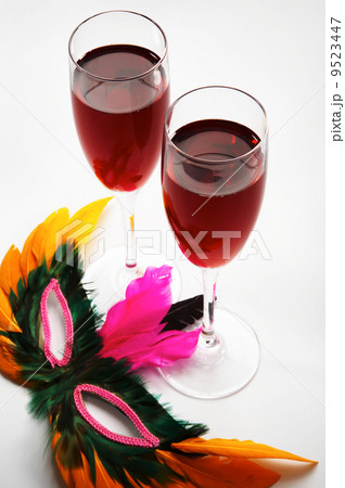 Two glasses with wine 9523447