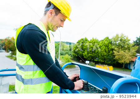 Crane driver driving hydraulic lifting ramp with control desk 9523944