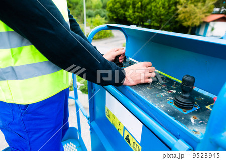 Crane driver driving hydraulic lifting ramp with control desk 9523945