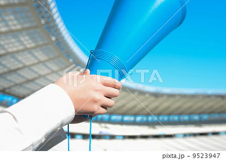 応援する女性 9523947