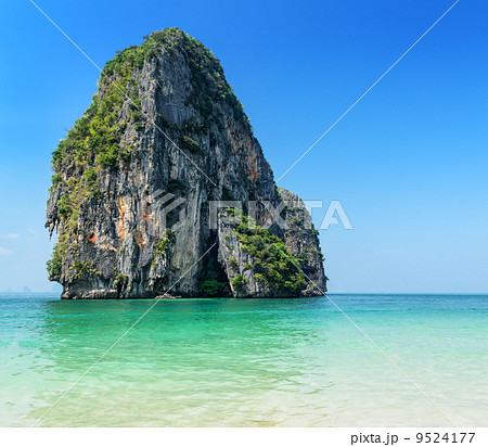 Clear water and blue sky. Phra Nang beach, Thailand 9524177