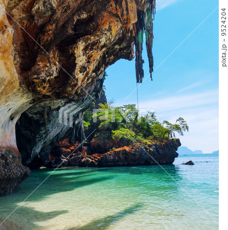 Clear water and blue sky. Phra Nang beach, Thailand 9524204