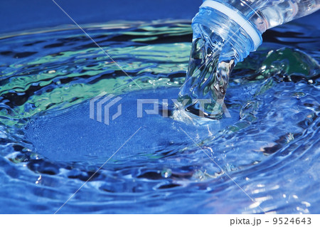 The stream of water flowing from the bottle. 9524643