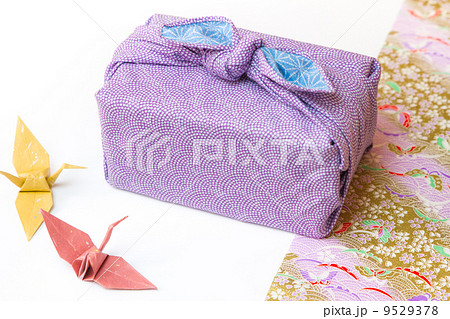 お中元・お歳暮イメージ～風呂敷包み～ 9529378