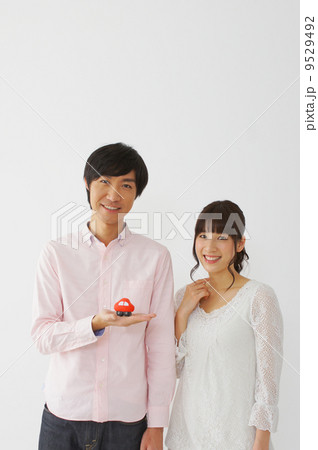 車を持つカップル 車を持つカップル 9529492