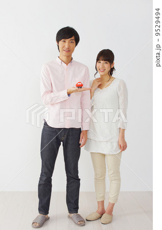 車を持つカップル 9529494