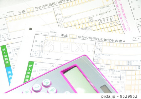 確定申告の用紙と電卓【横】 9529952