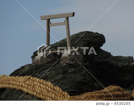 二見興玉神社 夫婦岩の上の鳥居 二見興玉神社 夫婦岩の上の鳥居 9530205