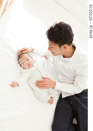 生後４ヶ月の赤ちゃんとパパ 9530219
