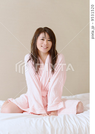 バスローブ姿の若い女性 9531520