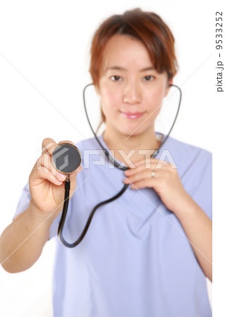 聴診器で診察する女性医師 9533252