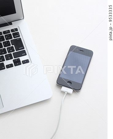 スマートフォン(スマホ)の充電・同期のイメージ画像 スマートフォン(スマホ)の充電・同期のイメージ画像 9533335