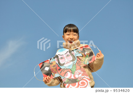 凧揚げを楽しむ女の子 9534620