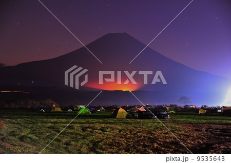 ふもとっぱらから富士の夜景 9535643