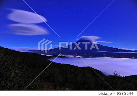 月明かりの吊るし雲と富士山 9535644