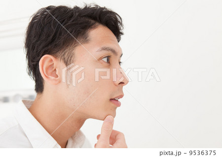 気にする若い男性 9536375