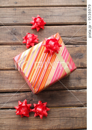 赤いリボン飾りのプレゼント ラッピング用品 赤いリボン飾りのプレゼント ラッピング用品 9536979