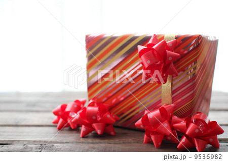赤いリボン飾りのプレゼント　ラッピング用品 9536982
