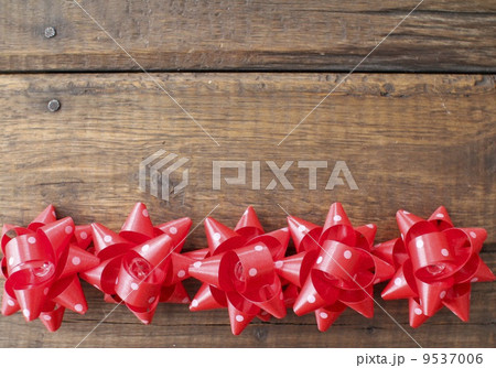 一列に並べた赤のフラワーリボン　ラッピング用品 9537006