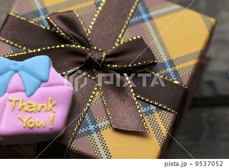 アイシングのクッキーとプレゼントの小箱 9537052