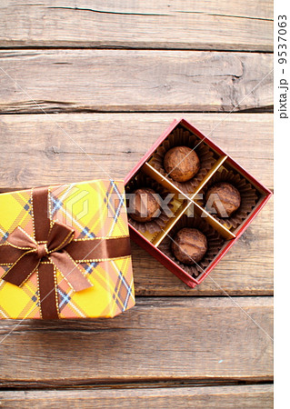 箱に入ったチョコレートトリュフ チョコレートギフト 箱に入ったチョコレートトリュフ チョコレートギフト 9537063