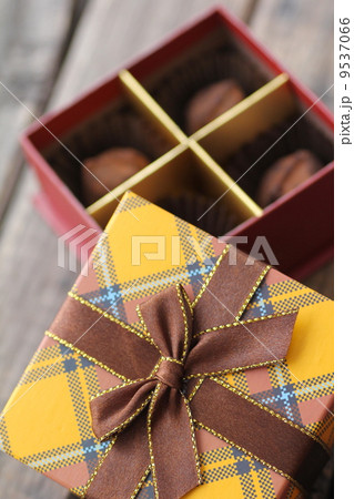 箱に入ったチョコレートトリュフ　チョコレートギフト 9537066