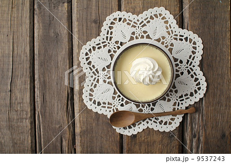 生クリームトッピングした蒸しカスタードプリン 9537243