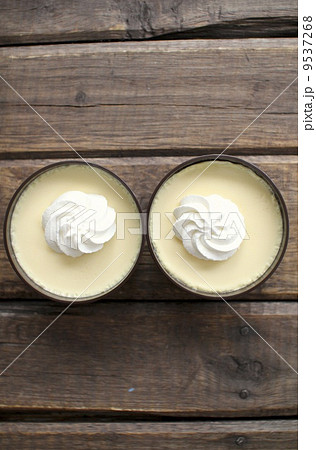 生クリームトッピングした蒸しカスタードプリン 9537268