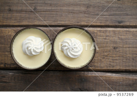 生クリームトッピングした蒸しカスタードプリン 9537269