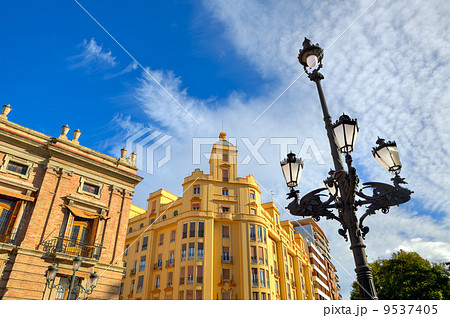 Lamppost and typical buildings in Valencia, Spain. 9537405