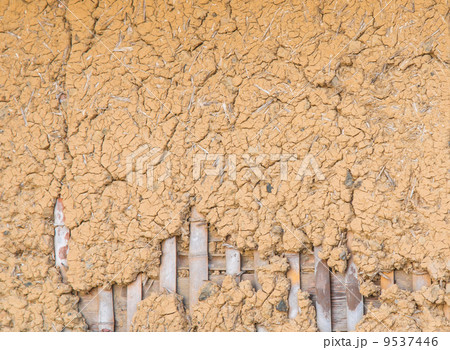 田舎の家の土壁 9537446