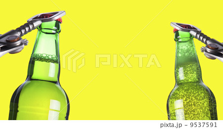 Opening beer bottle with metal opener 9537591