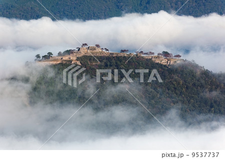 雲海に浮かぶ竹田城跡 雲海に浮かぶ竹田城跡 9537737
