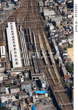 大阪の南海本線住之江駅付近を空撮  9538567