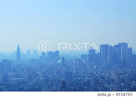 1月都市の風景・街並み357朝もやの新宿副都心 9538705