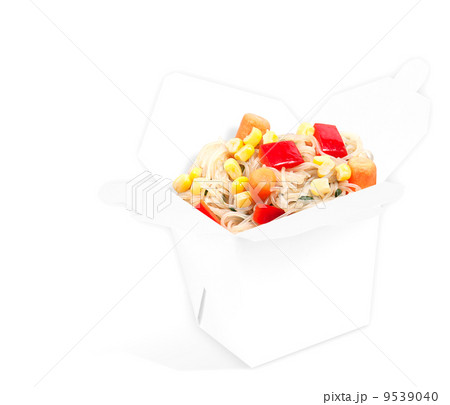 Noodles with pork and vegetables in take-out box 9539040
