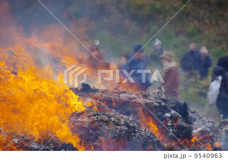 熊本県美里町のみどりかわ湖どんど祭り 炎と陽炎に揺れる観光客 熊本県美里町のみどりかわ湖どんど祭り 炎と陽炎に揺れる観光客 9540963
