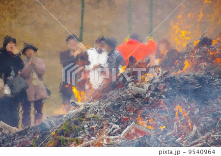 熊本県美里町のみどりかわ湖どんど祭り　炎と陽炎に揺れる観光客　 9540964