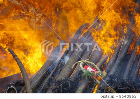 熊本県美里町のみどりかわ湖どんど祭り　燃え盛る竹矢倉と正月飾り　 9540965