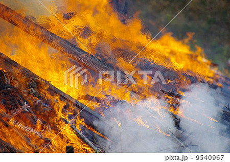 熊本県美里町のみどりかわ湖どんど祭り　炎と陽炎に揺れる竹矢倉　 9540967