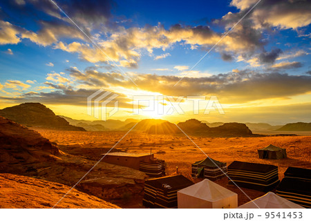 砂漠のサンセット(ヨルダン、ワディ・ラム) 9541453