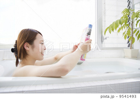 入浴しながら雑誌を読む女性 入浴しながら雑誌を読む女性 9541493