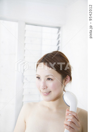 シャワーを浴びる若い女性 9542012